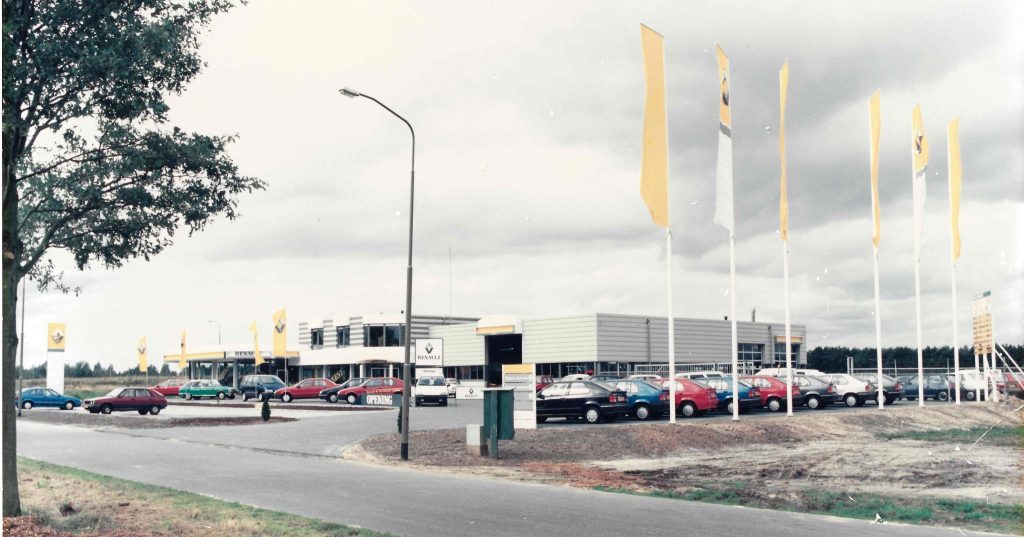 De vestiging in Emmen van Autobedrijf J. Hoiting tijdens de opening in 1988